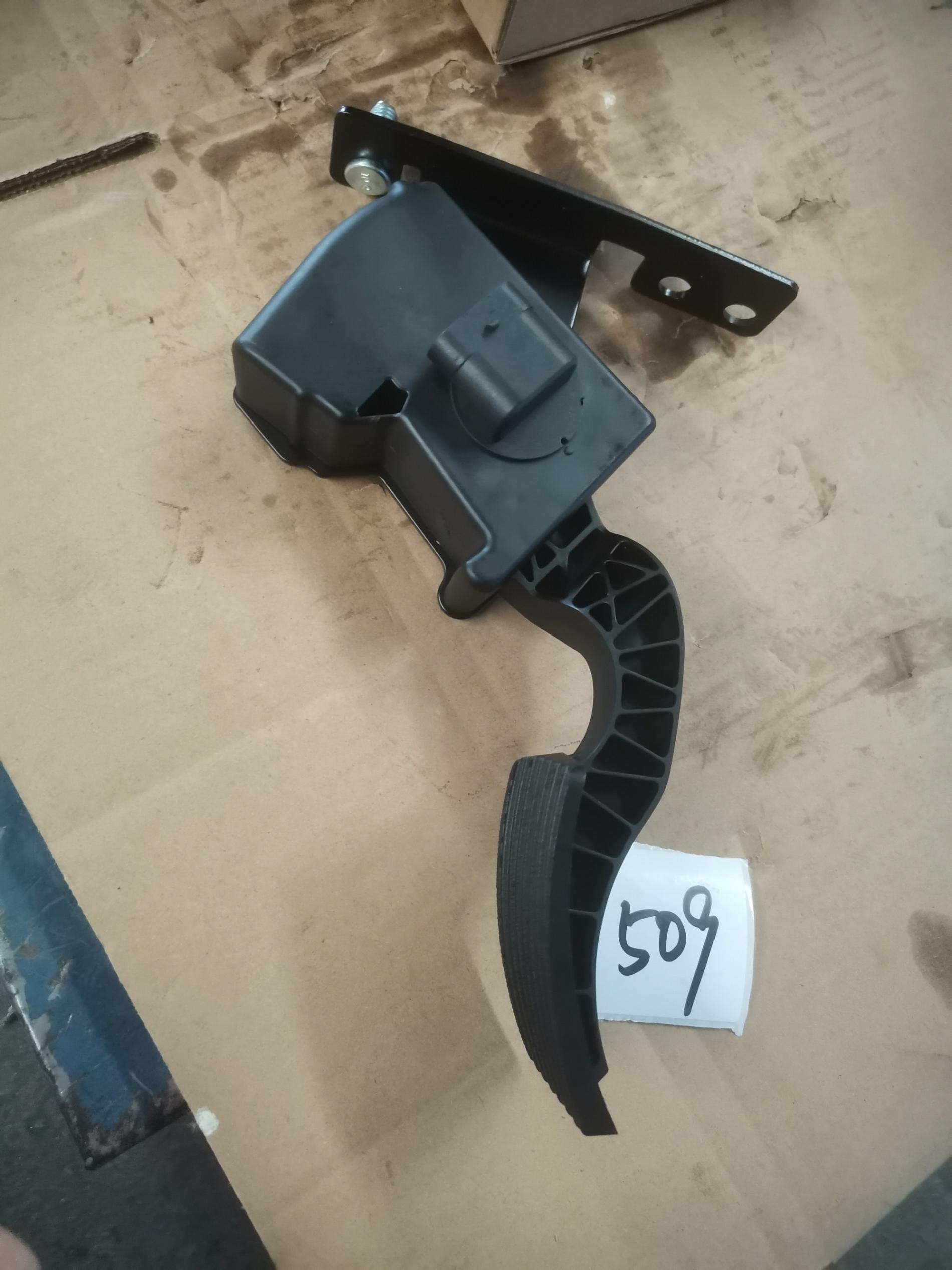 Педаль газа изогнутая HOWO EURO3 WG9725570010